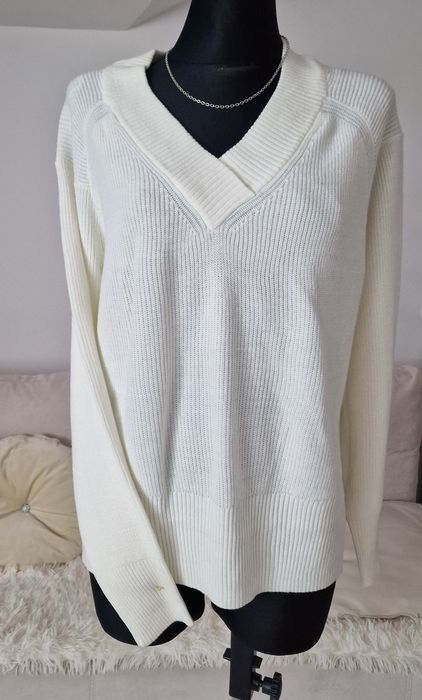 Sweterek z dekoldem ecru" Next".