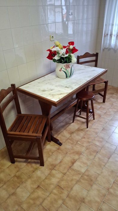 Mesa de cozinha em madeira e pedra mármore + 2 cadeiras + 2 bancos