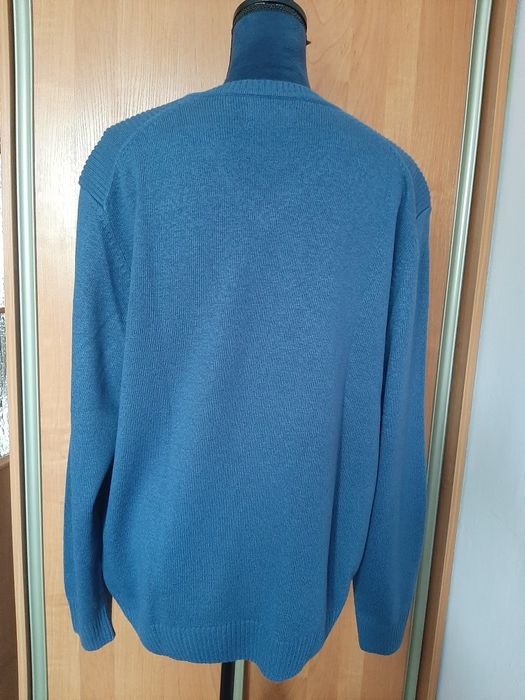 Sweter męski elegancki prosty dekolt w serek