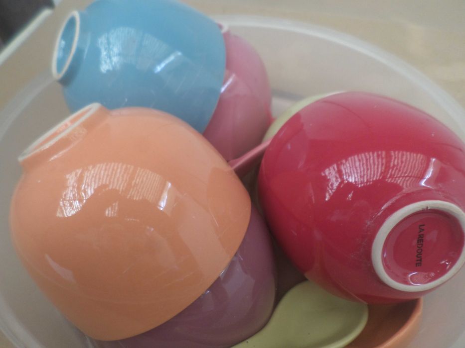 5  tigelas + 5 colheres em louça