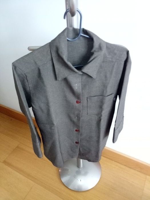 Várias camisas em bom estado