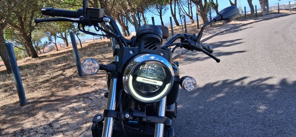 QJ Motor SRV 125 Preta Abril 2025 + Acessórios Imaculada