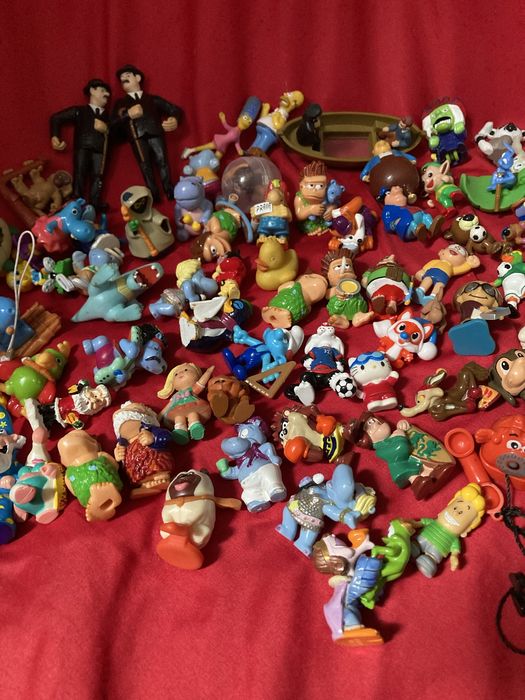 Kinder e outros bonecos lote de 100 figuras