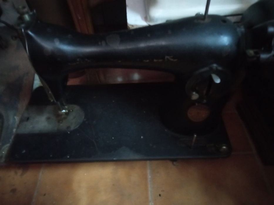 três máquinas de costura,uma como n9va outras menos.75€ as três. indiv