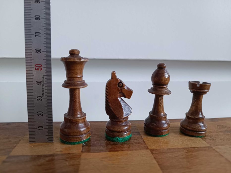 Kompaktowe drewniane szachy.