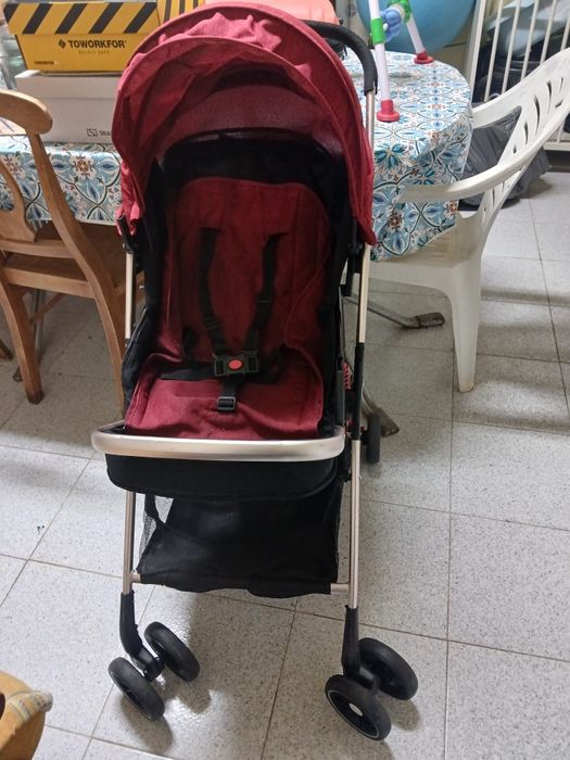 Carrinho de criança muito bem estimado.