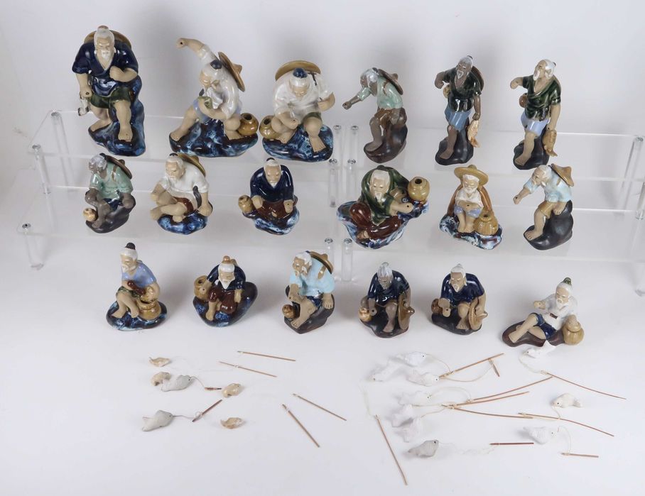 Conjunto de 18 figuras da China em Argila