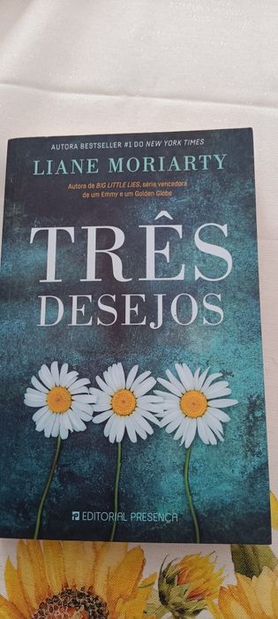 Livros usados com marcas de envelhecimento