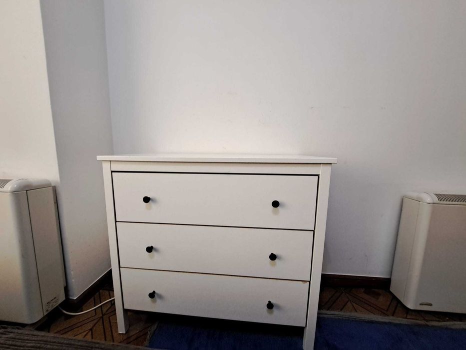 Cama casal com colchão e dois cabeceiras,cómoda branca fica por 40€.