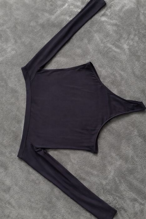 Czarne body z odkrytymi ramionami