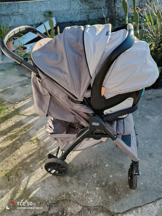 Carrinho de bebê da Chicco em bom estado com pouco uso.