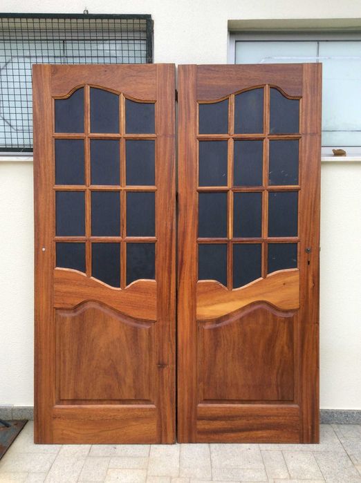 Duas portas iguais de madeira de faia444250946137630721