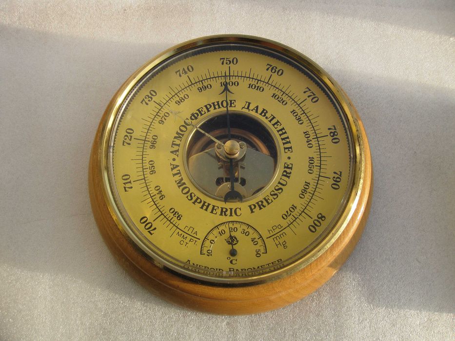 Барометр-анероид  с термометром УТЁС.