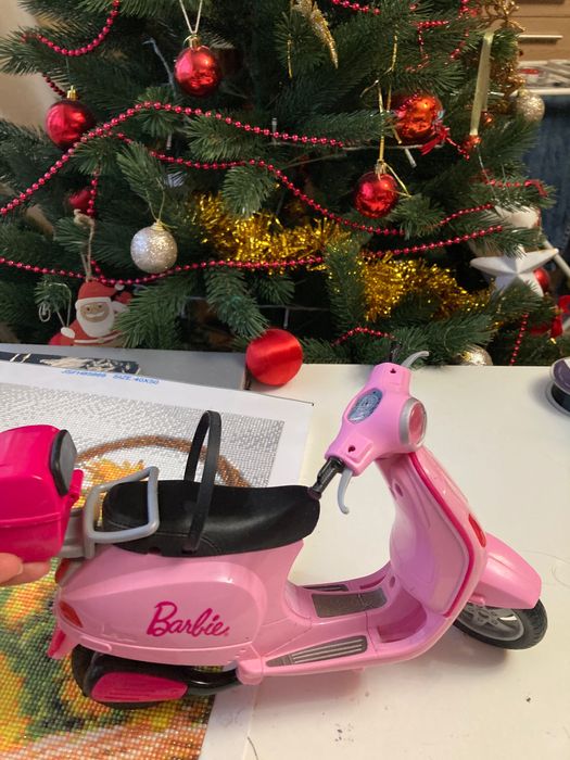 Скутер Vespa для Барбі