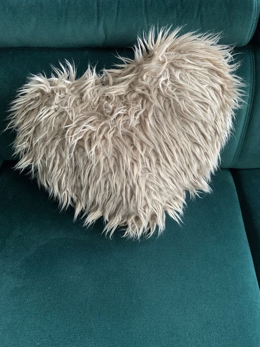 Włochata poduszka dekoracyjna w kształcie serca