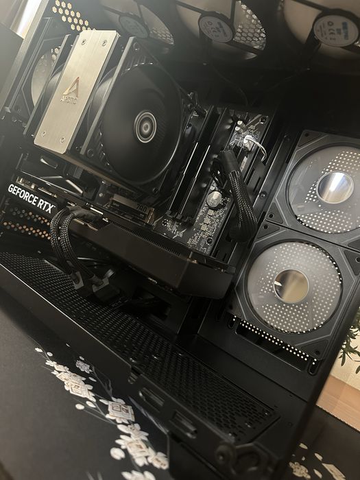 | RTX 5070 | 32 GB RAM | R5 5600 | 1Tb M.2 | Czarny Komputer Gamingowy