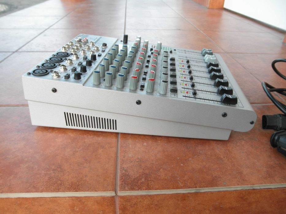 Mikser Behringer Eurorack UB 1204 FX-PRO.  Mixer estradowy.