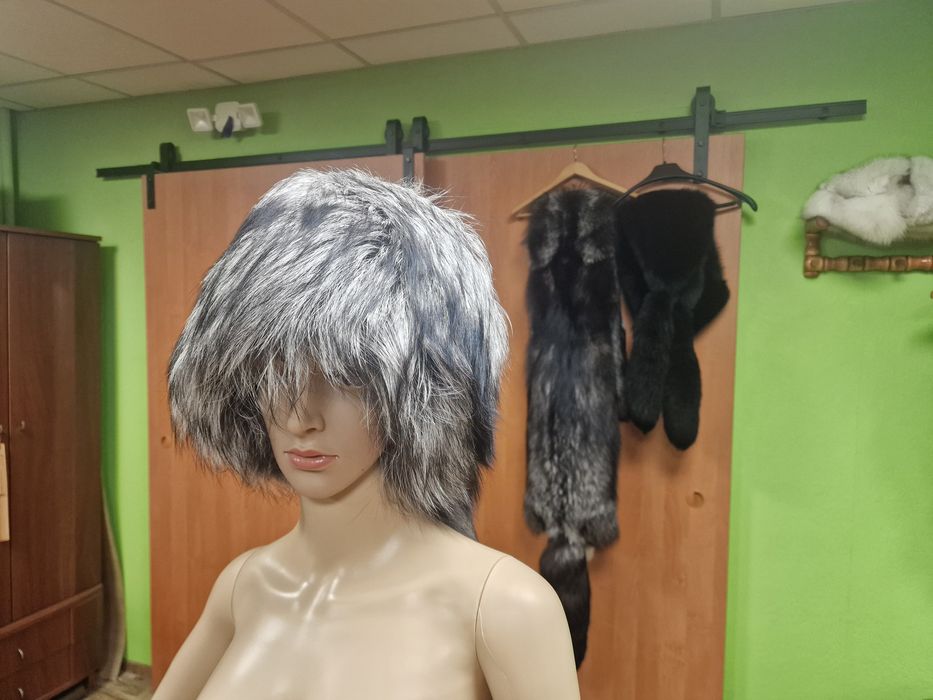 Piekna czapka z lisa tzw kaszkiet z ogonem !!!