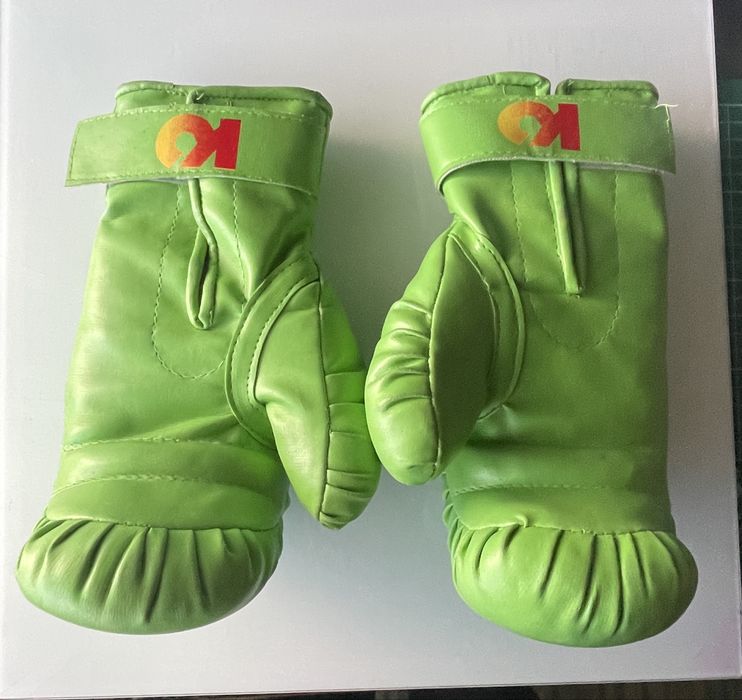 Saco de boxe infantil com luvas e capacete