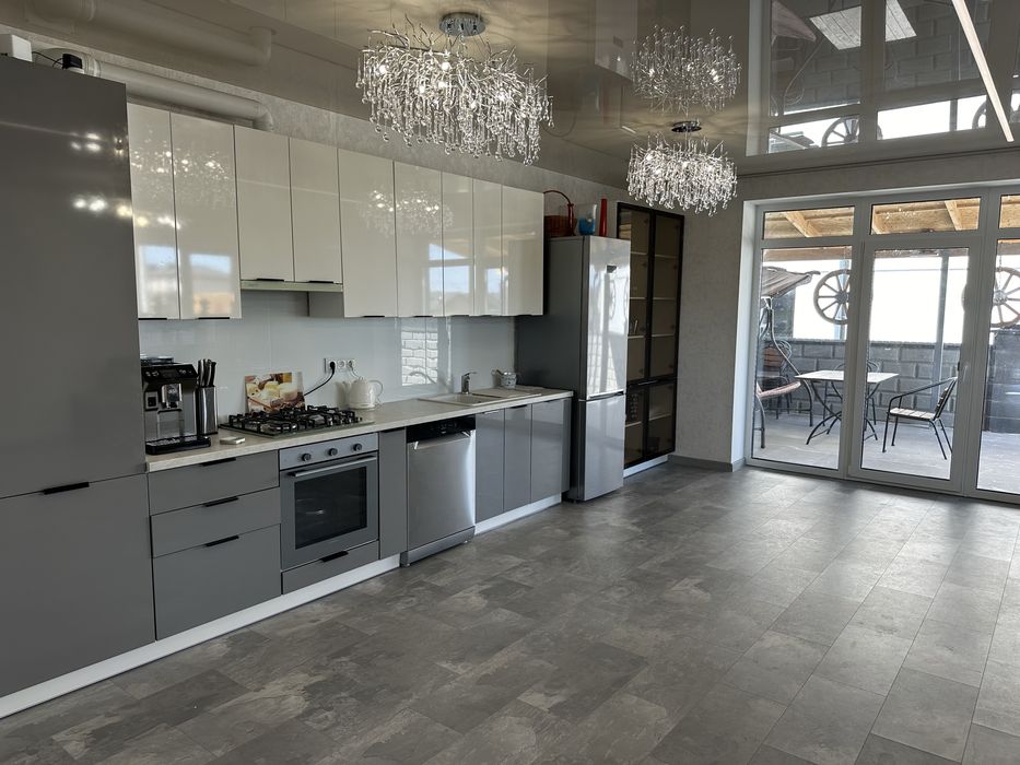 Продам сучасний котедж з гаражем і ремонтом