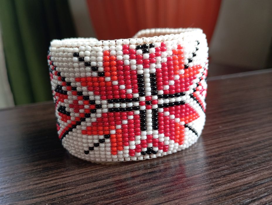 Браслет з бісеру в стилі вишиванки