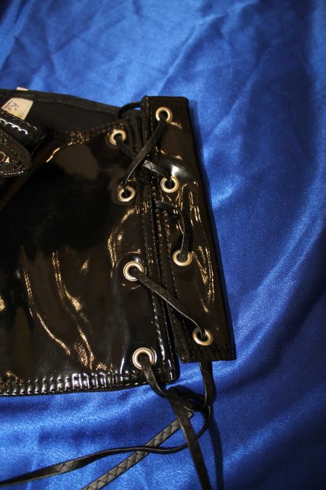 Лаковый блестящий пояс виниловый большого размера блестящий батал