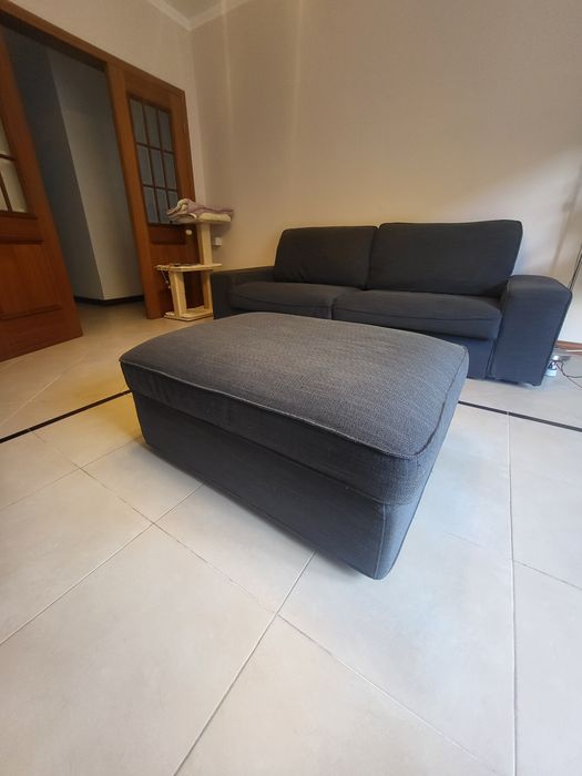 Sofa Kivik 3 lugares + Repousa pés  Antracite