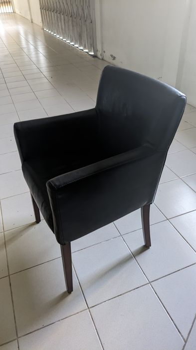 Cadeirão estofado em pele sintética preta.
Ca