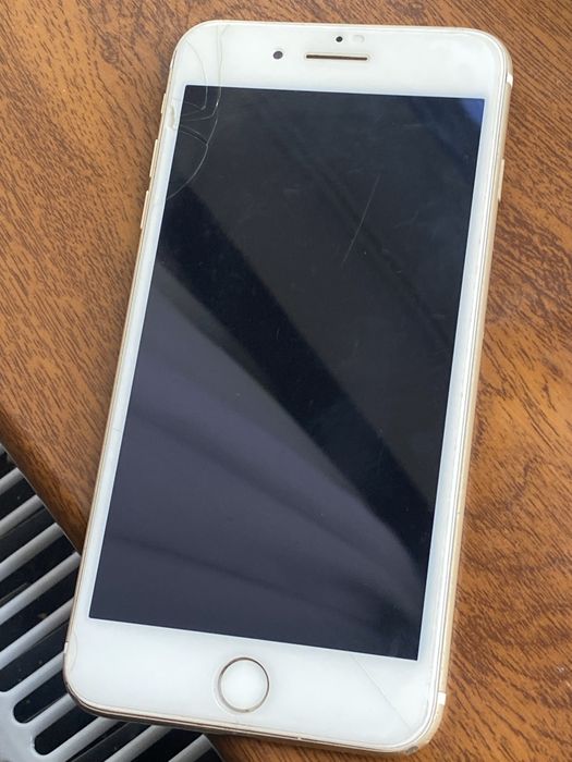 Продаю Айфон 7+  256gb заблокований