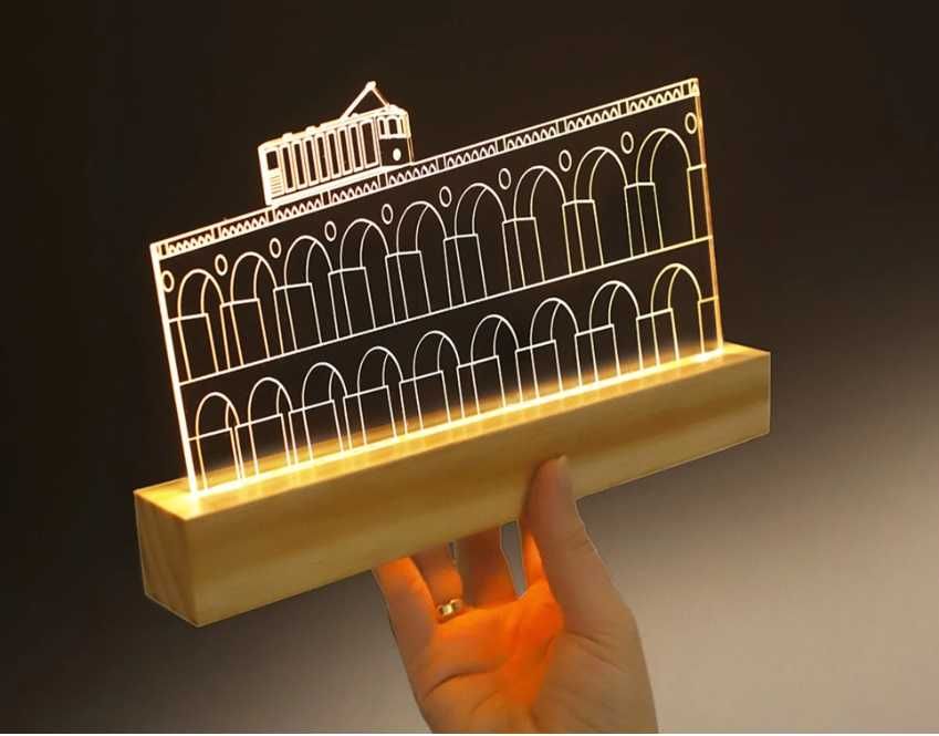 Candeeiro decorativo em acrílico e madeira