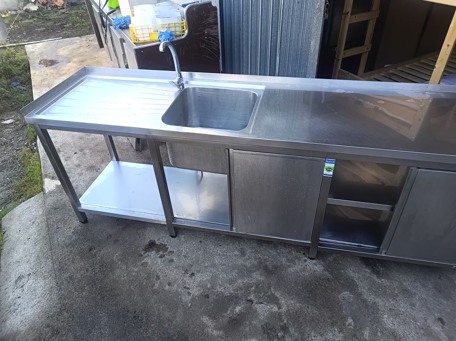 bancada inox com pio grande e quatro portas em inox 
250 por 60