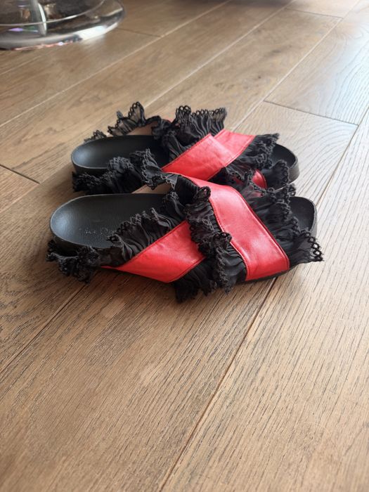 Czerwone buty z koronkową falbanką