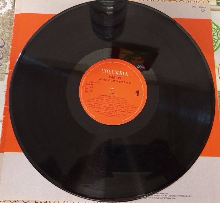 Disco Vinil abana o capacete