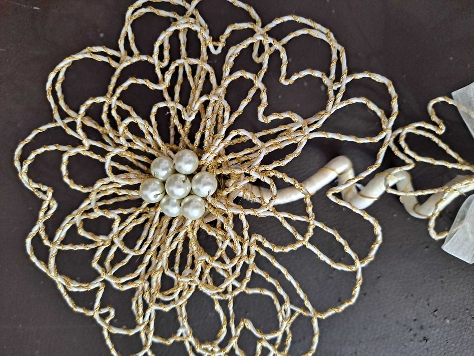 Porta Alianças em forma de Flor, com fio dourado e perolas