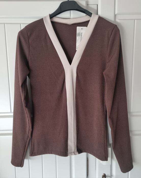 Blusa em malha castanha canelada com risca bege. S/M