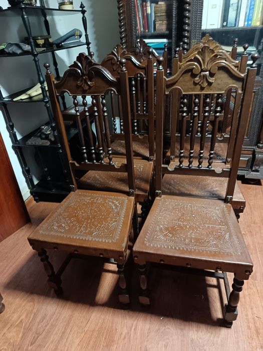 Cadeiras em madeira e couro