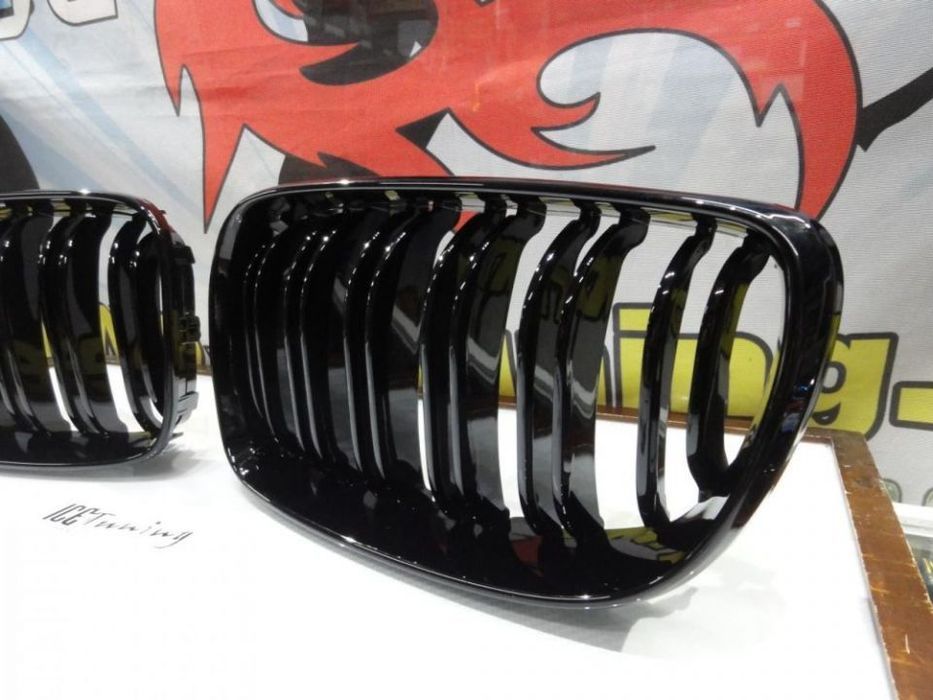 Grelha frontal BMW E81 / E82 / E87 / E88 07-11 M4 look / dupla lamina em preto piano brilhante