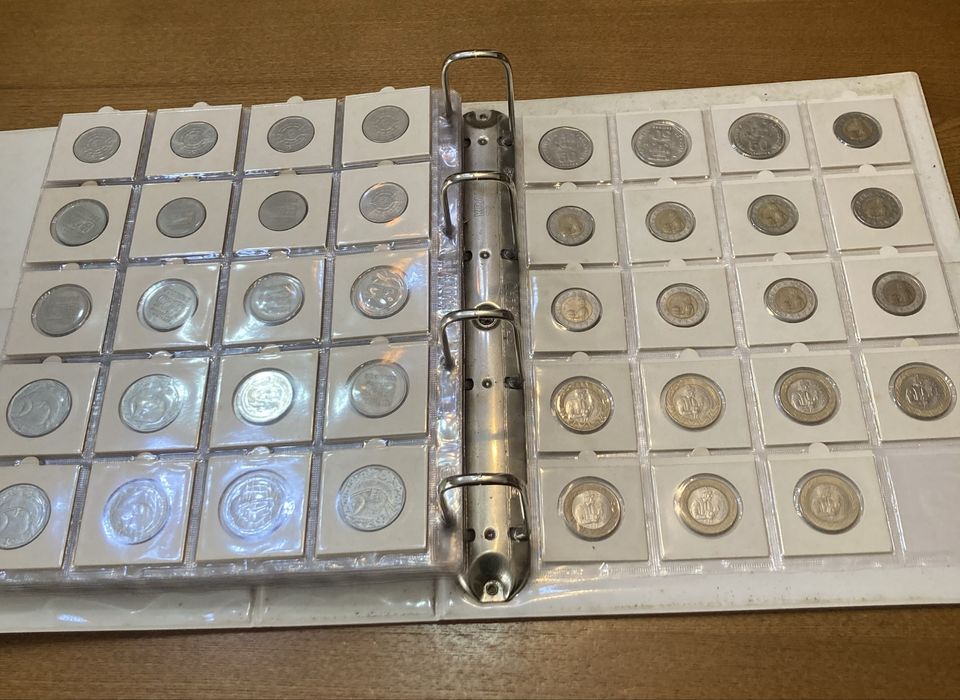 Capa com 287 moedas diferentes da República em alvéolos