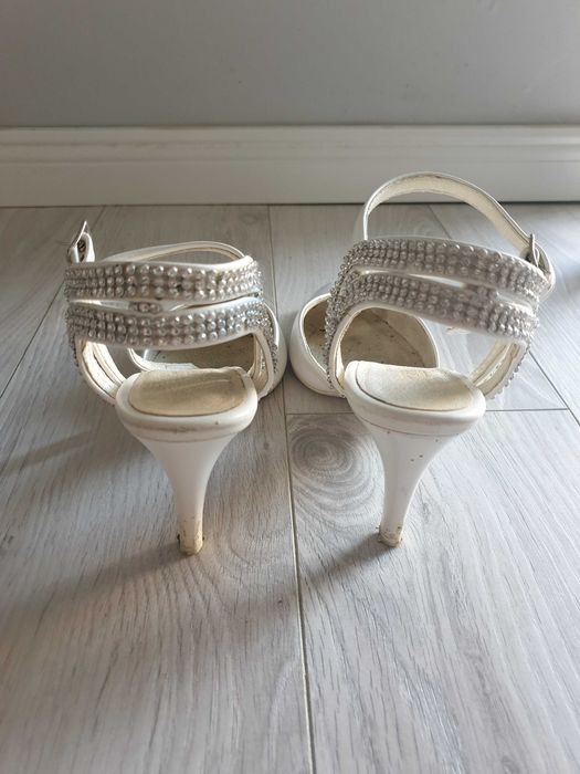 Ślubne buty, szpilki z perełkami.