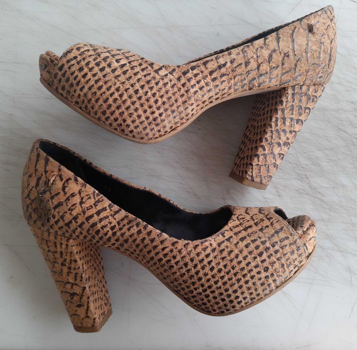 Sapatos de senhora em pele