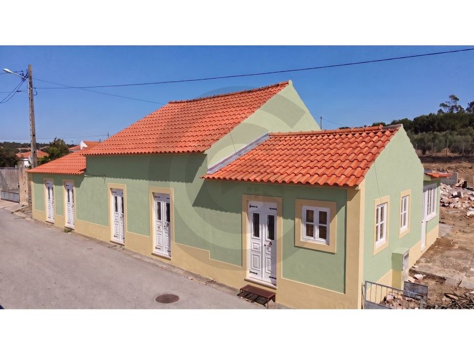Moradia de Aldeia com Logradouro para Recuperação.