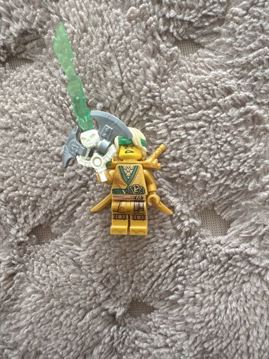 Лего нинздяго Лойд золотой