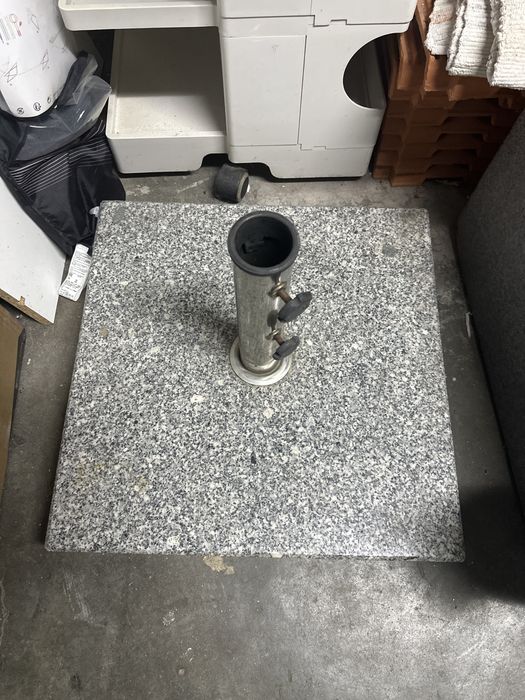 Suporte de guarda sol em granito