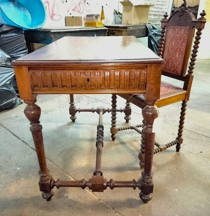 Secretária Antiga com Duas Cadeiras