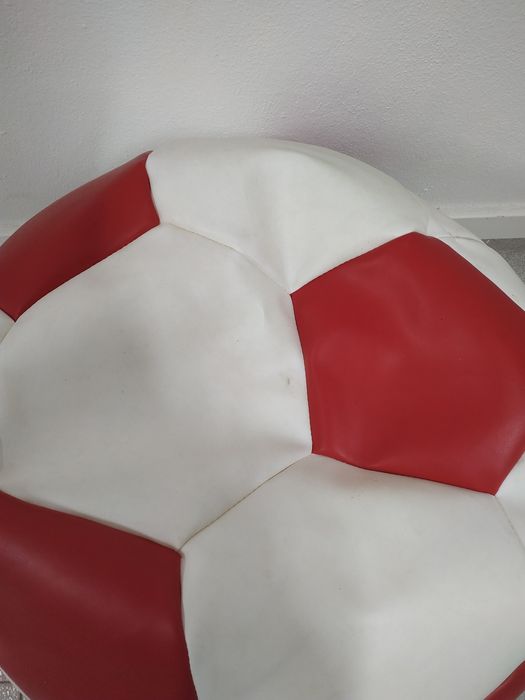 Puff bola de futebol gigante vermelha e branca