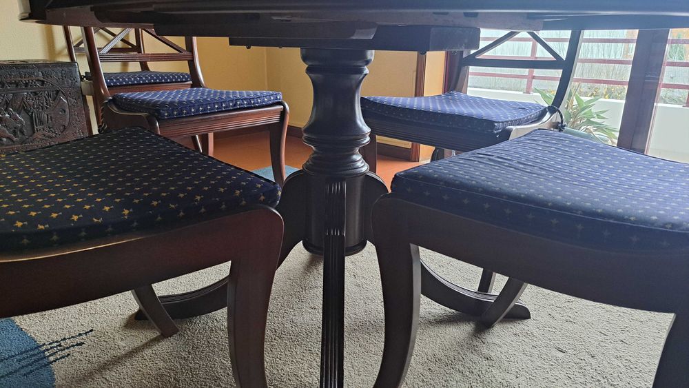 Mesa de jantar - Madeira Maciça - Usada em Ótimas condições