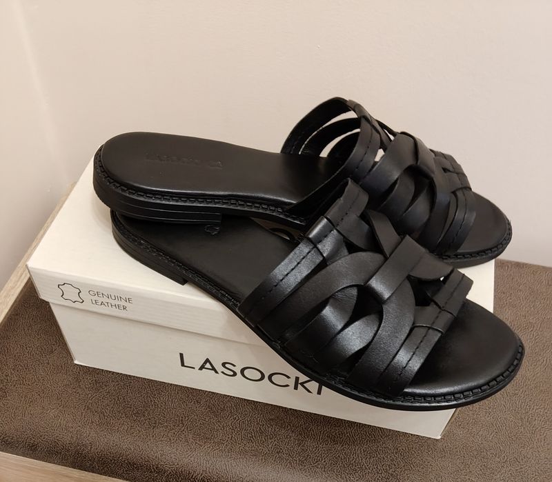 Klapki skorzane marki Lasocki