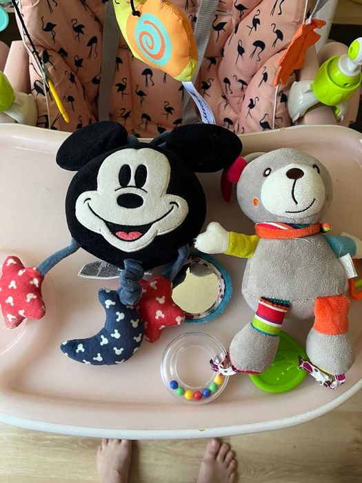 Іграшки для кроватки чи коляски