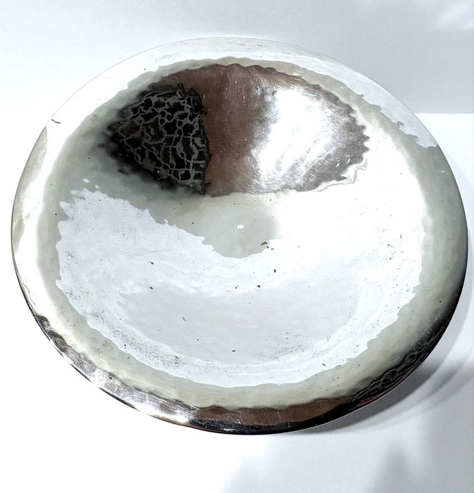 Magnífica antiga taça com pé em prata martelada alemã contrastada