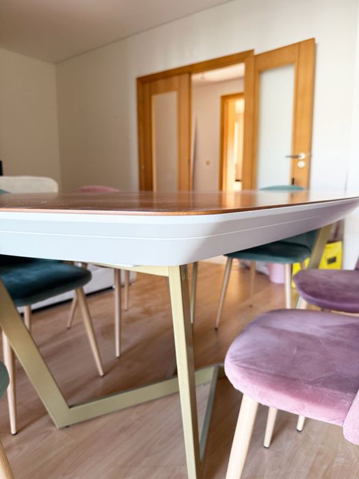 MESA de jantar extensivel e 6 CADEIRAS veludo